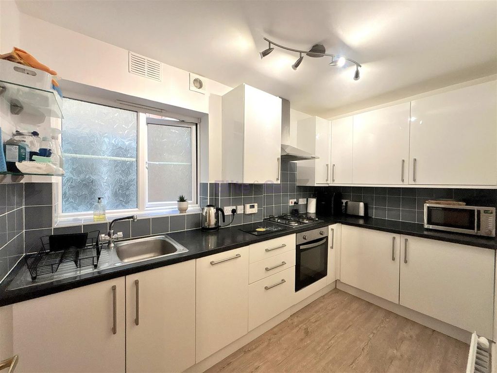 Property photo 3 of 17 Kitchen