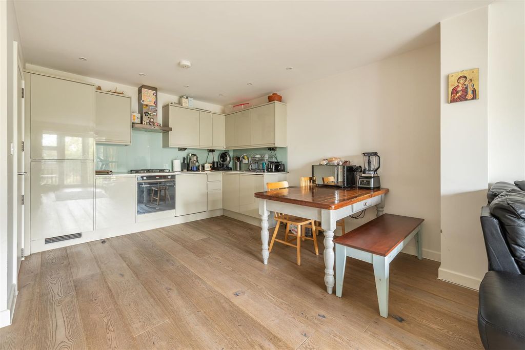 Property photo 3 of 15 Netley Road, Ig2