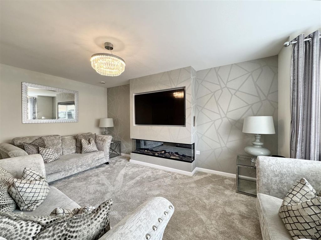 Property photo 3 of 21 Lounge
