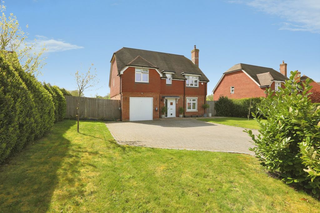 Property photo 1 of 22 Front Garden