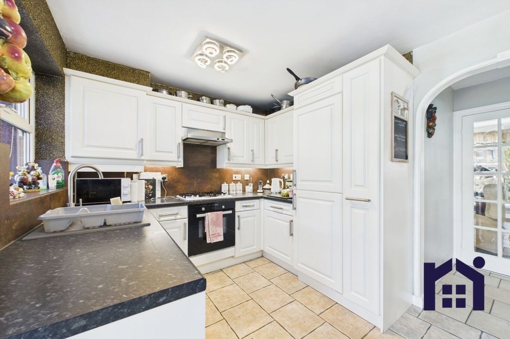 Property photo 3 of 18 Kitchen