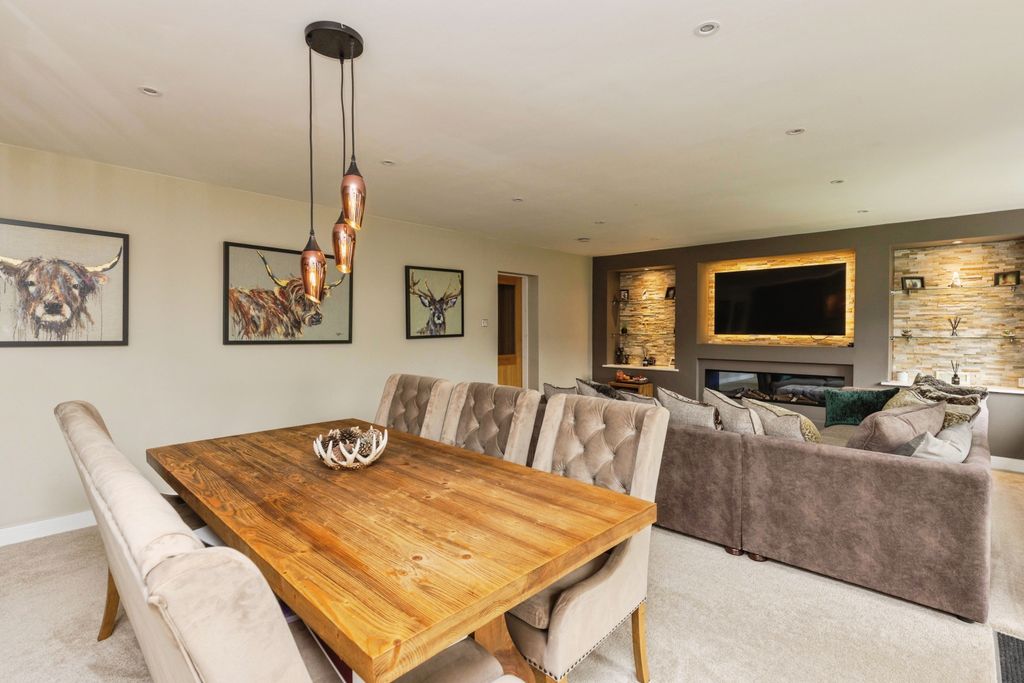 Property photo 2 of 14 Living / Dining Room