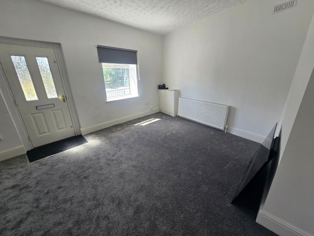 Property photo 2 of 10 96 Lounge