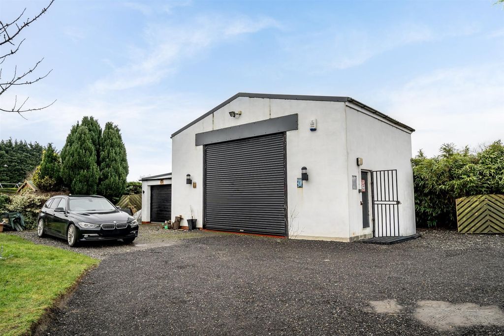 Property photo 2 of 28