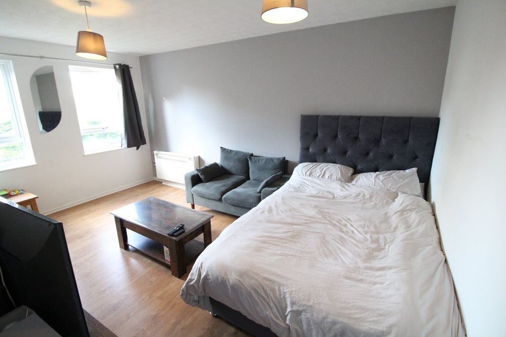 Property photo 2 of 10 Living Room/Bedroom