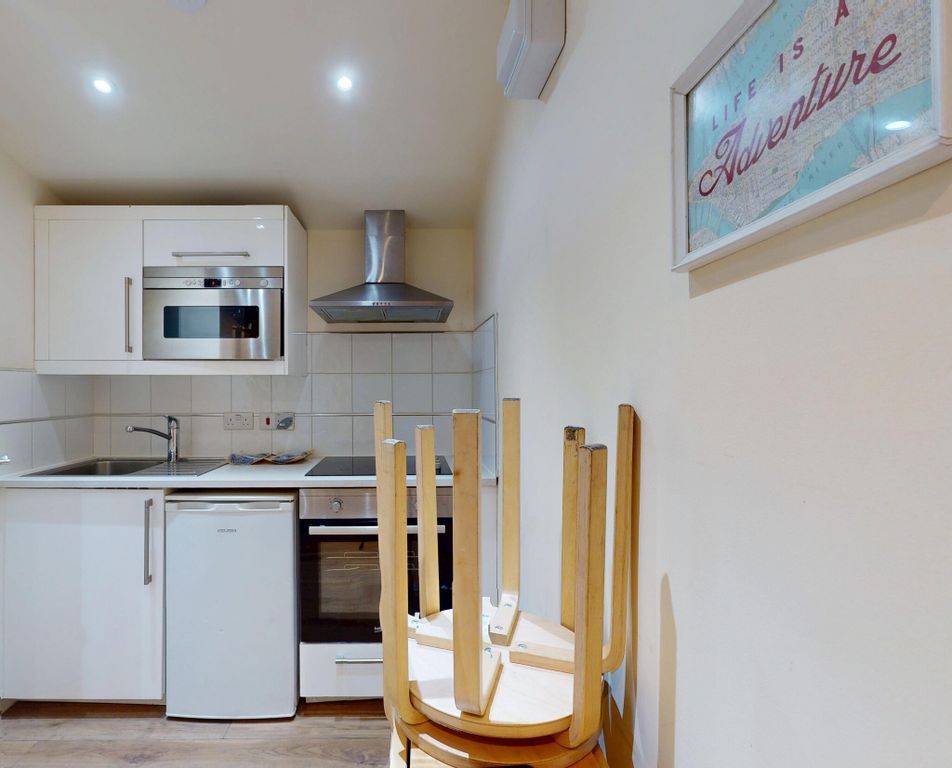 Property photo 2 of 11 Kitchen