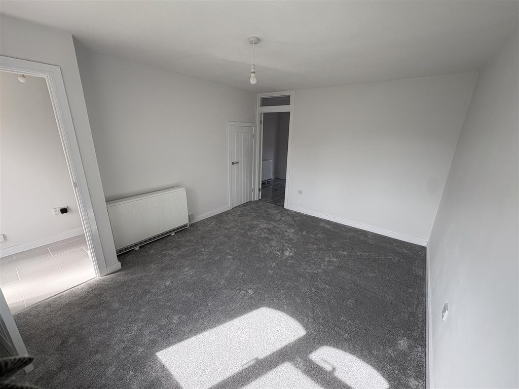 Property photo 3 of 20 Lounge