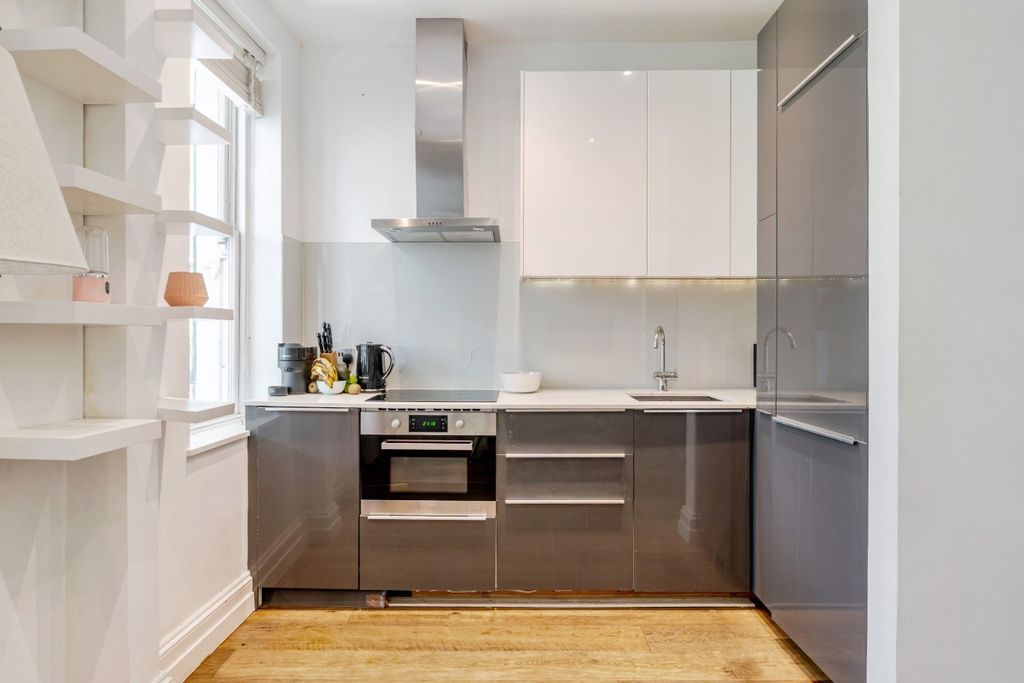 Property photo 3 of 18 Kitchen