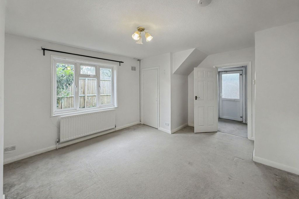 Property photo 3 of 19 32 Pitfield Way, Willesden, London Nw10 0Pr