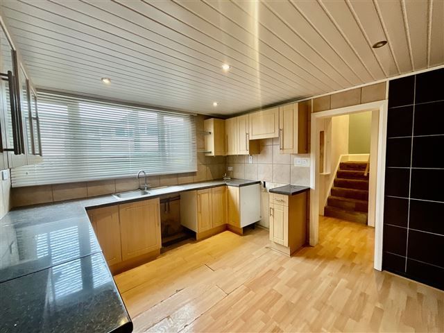 Property photo 3 of 17 Kitchen