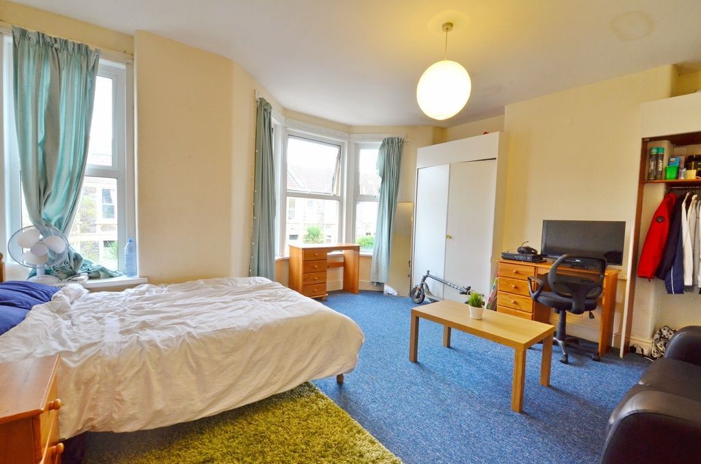 Property photo 1 of 8 Bright, Well-Kept Double Bedroom With Bay Windows ...