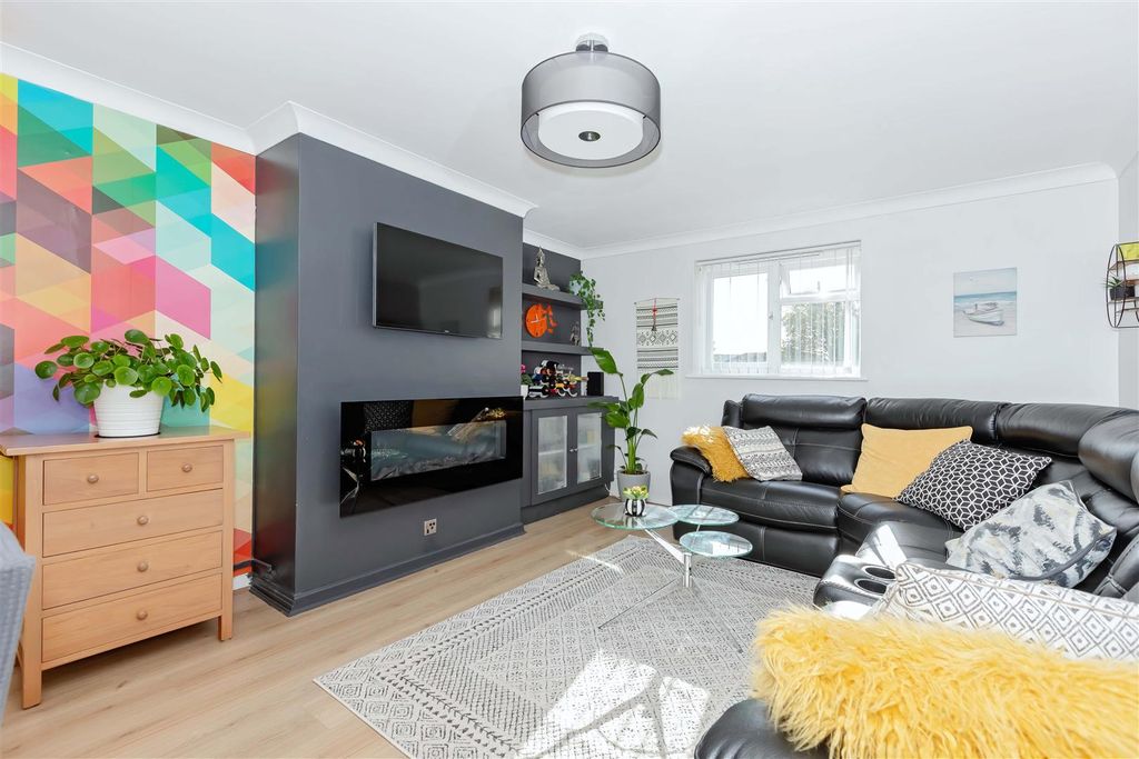 Property photo 2 of 15 Meadway Court_5.Jpg