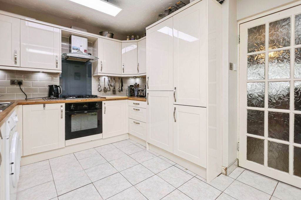 Property photo 3 of 17 Kitchen