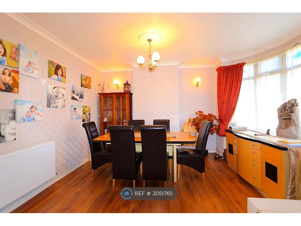 Property photo 2 of 11 Front Room