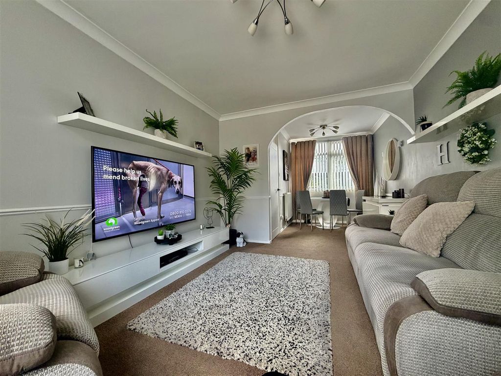 Property photo 2 of 20 Living Room / Dining Room: