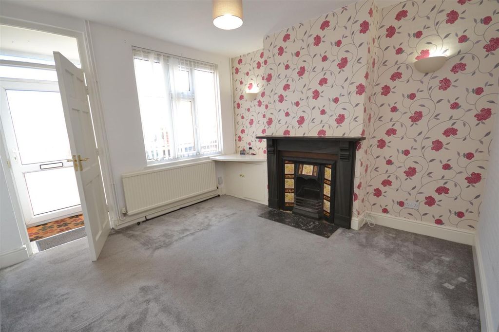 Property photo 3 of 15 Lounge