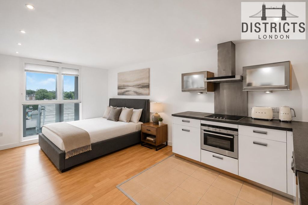 Property photo 1 of 8 Bed.Png