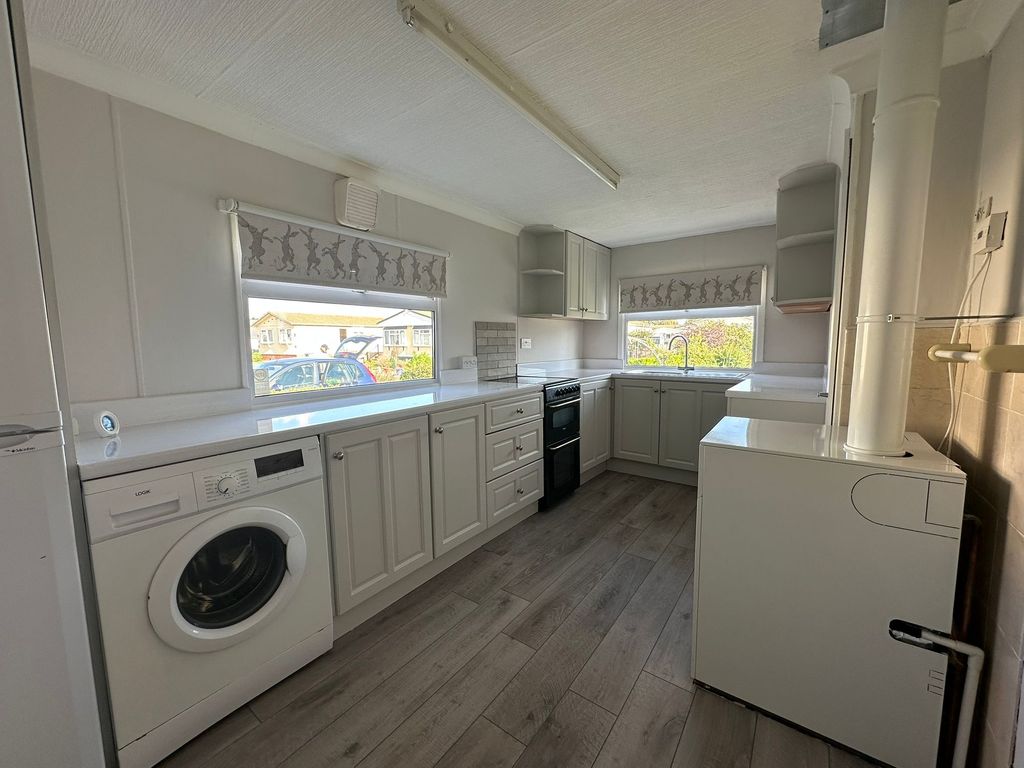 Property photo 3 of 14 Kitchen