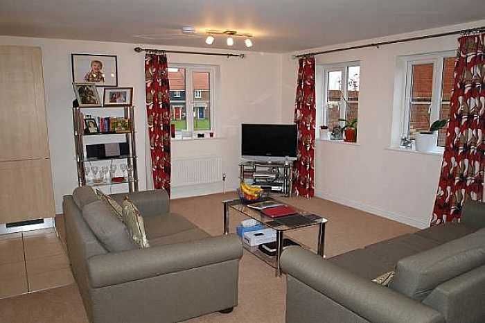 Property photo 3 of 8 Lounge Area