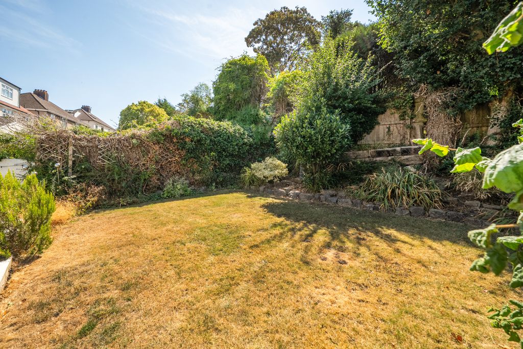 Property photo 2 of 17 Garden