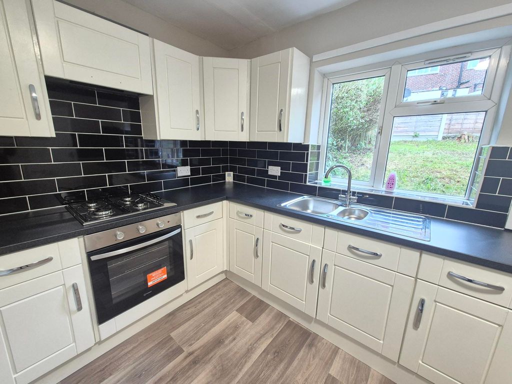 Property photo 3 of 8 Kitchen