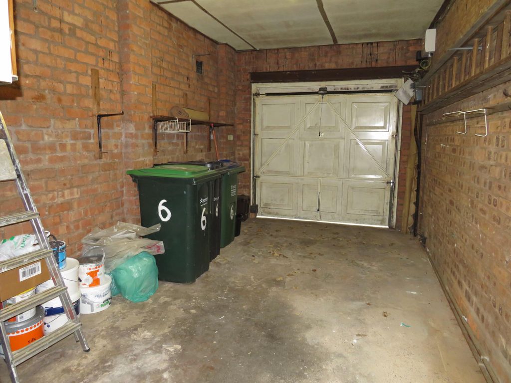 Property photo 3 of 10 Garage