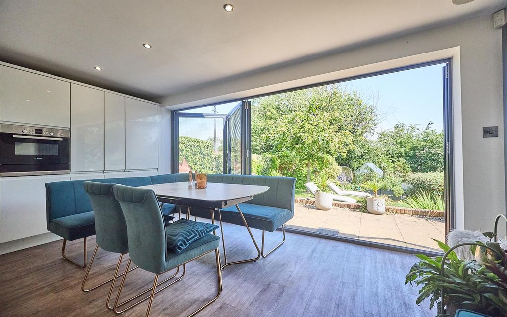 Property photo 2 of 29 Bradgate Gardens _7.Jpg