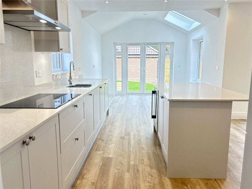 Property photo 2 of 21 Picture No. 27