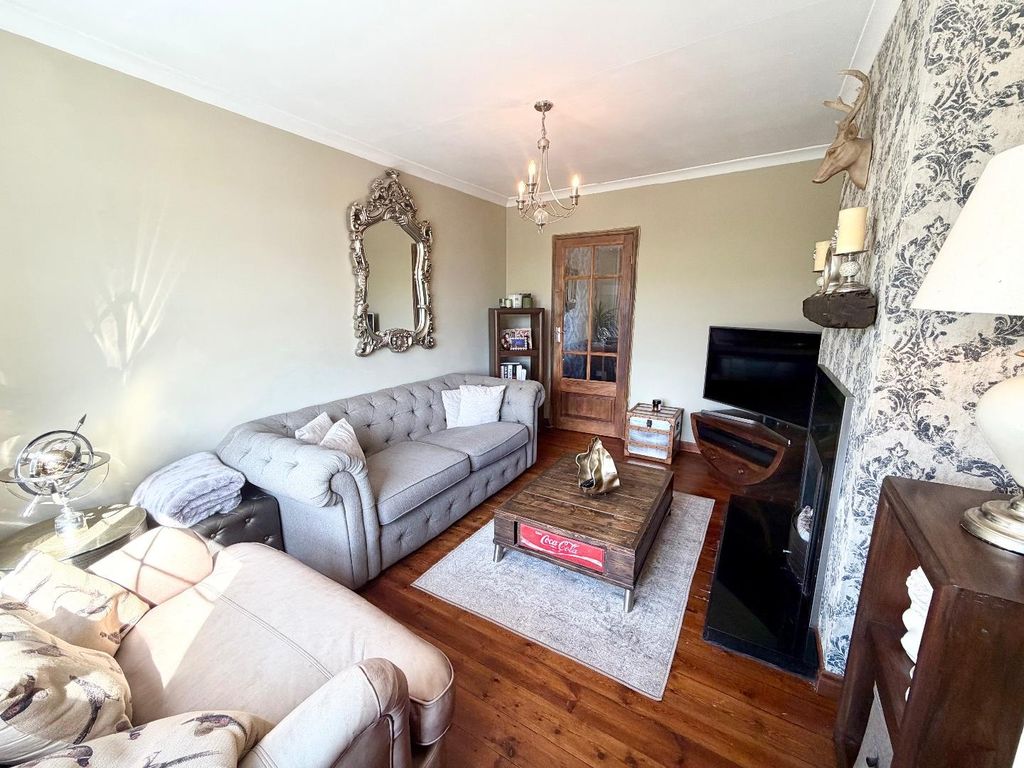 Property photo 3 of 19 Lounge