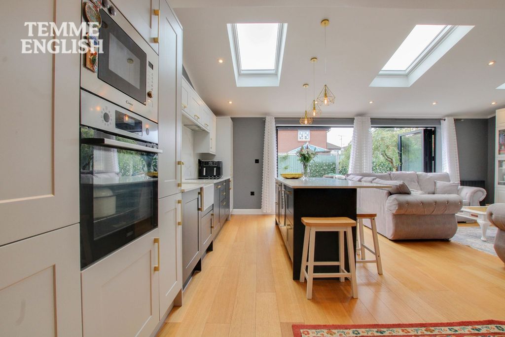 Property photo 3 of 37