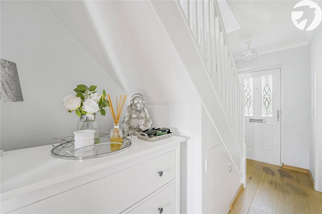 Property photo 3 of 19 Entrance Hall