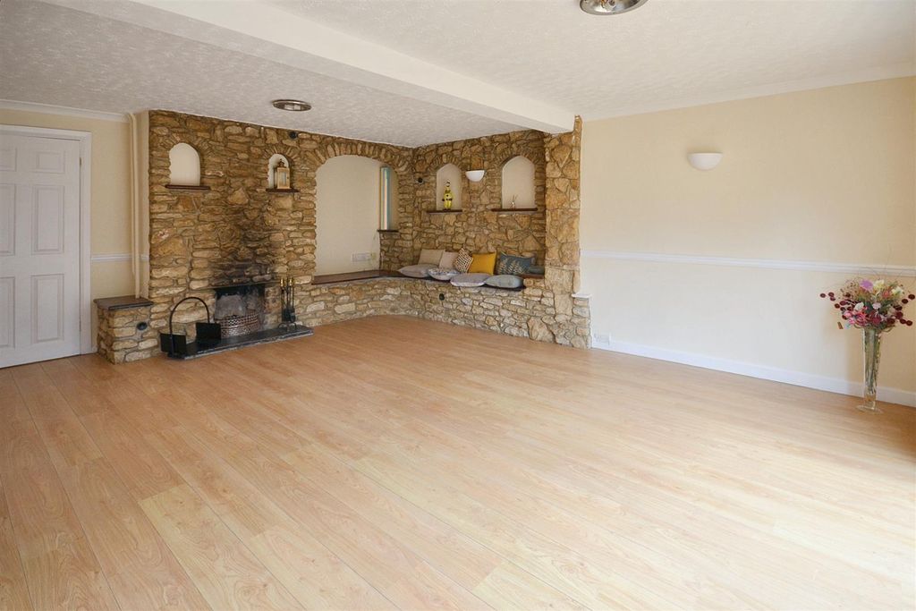 Property photo 2 of 12 Sitting Room