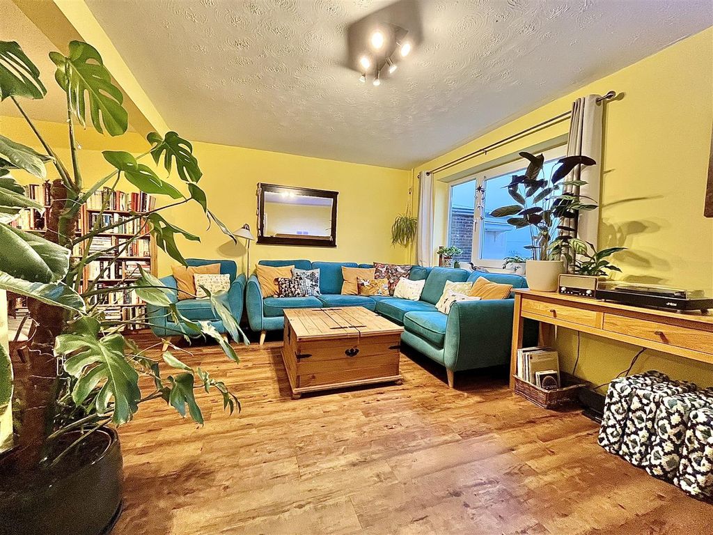 Property photo 2 of 20