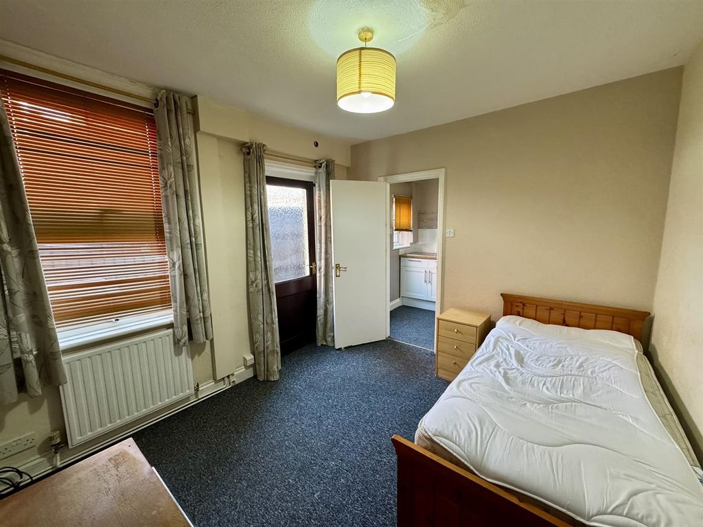 Property photo 2 of 7 Bedroom (1/3)