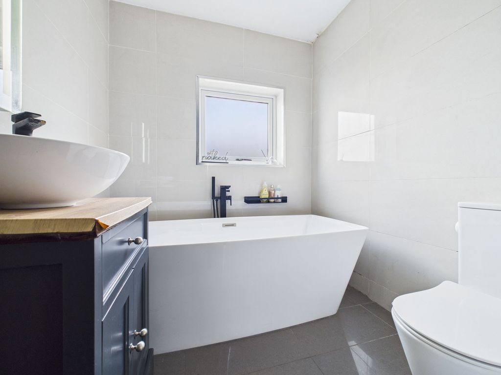 Property photo 2 of 13 Bathroom