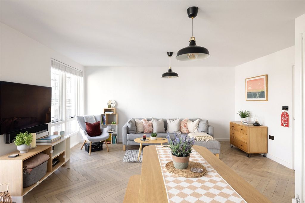 Property photo 3 of 14 Biggs Square E9