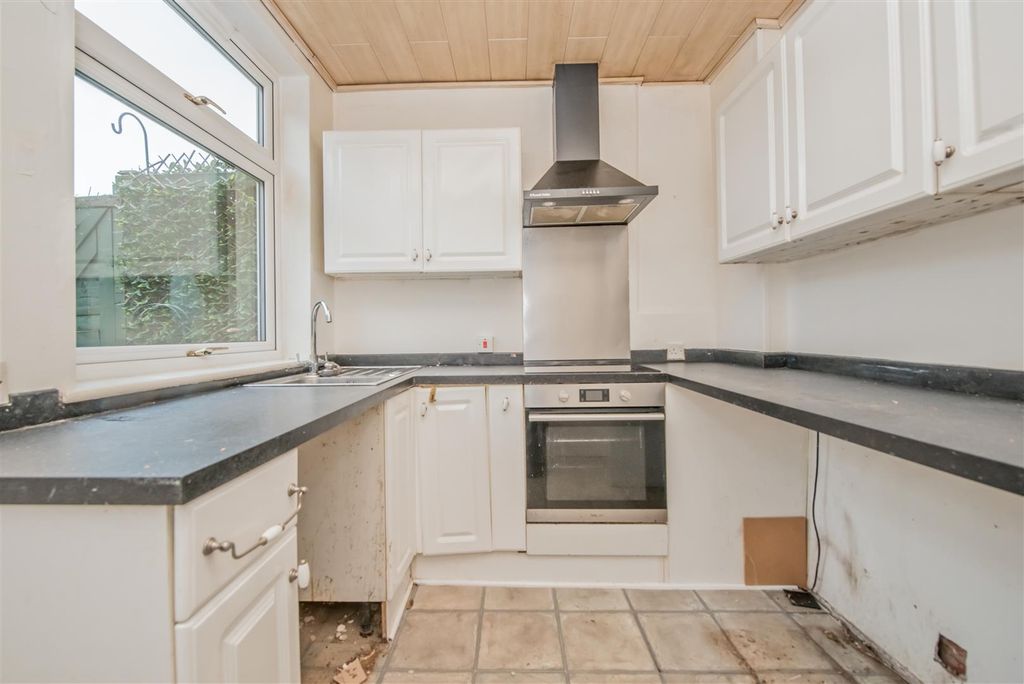 Property photo 3 of 26 Kitchen: