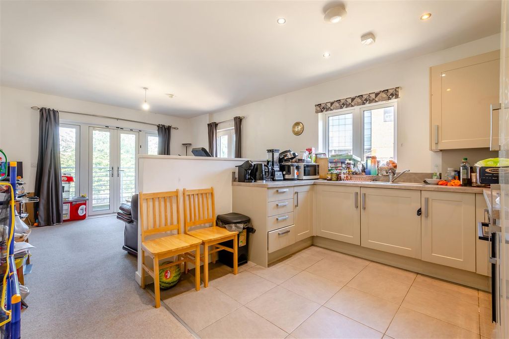 Property photo 3 of 12 8654691-Interior08.Jpg