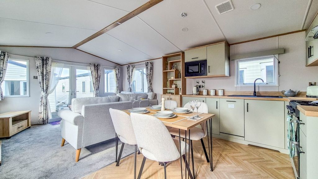 Property photo 2 of 18 Untitled 3