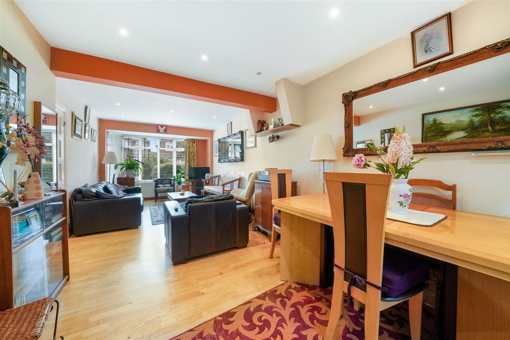 Property photo 3 of 15 5 Conisborough Crescent - T5Ul2Tjur9Y2Xgqpmrdx.Jpg