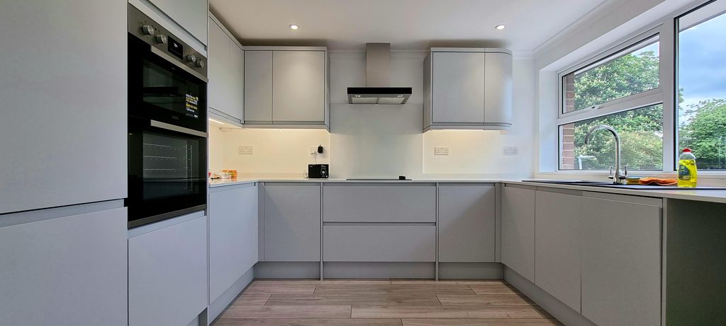 Property photo 2 of 8 Kitchen
