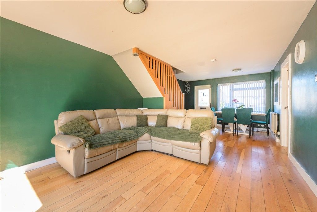 Property photo 3 of 10 Lounge