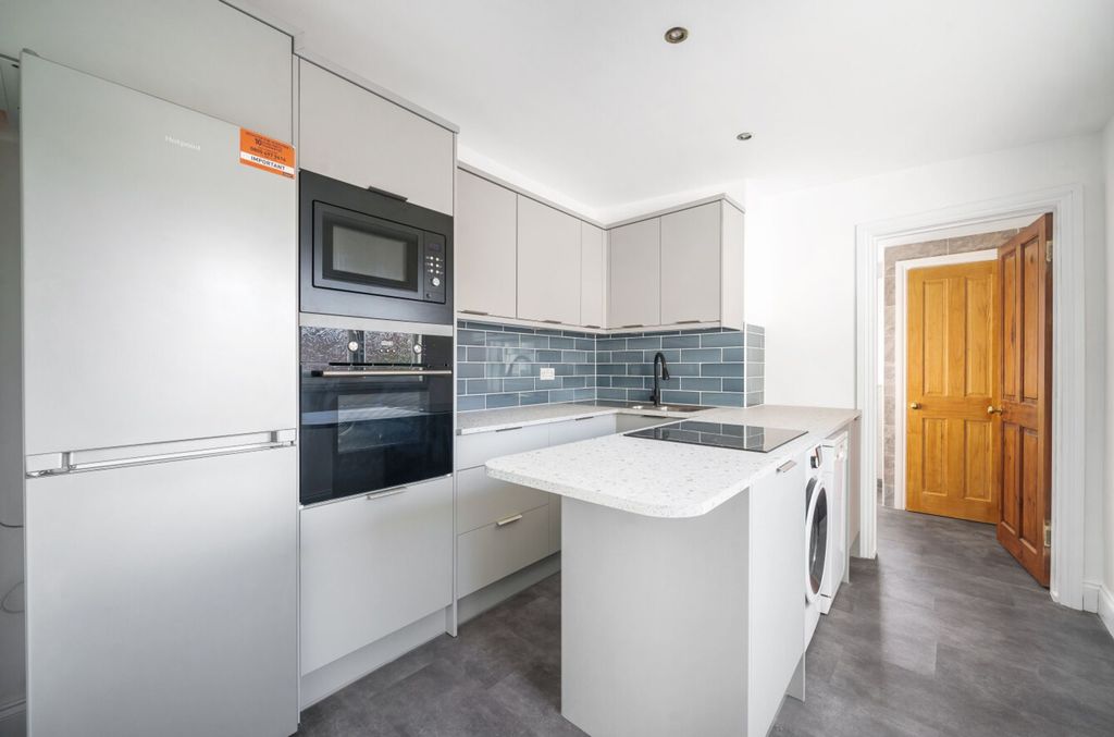 Property photo 3 of 10 Kitchen