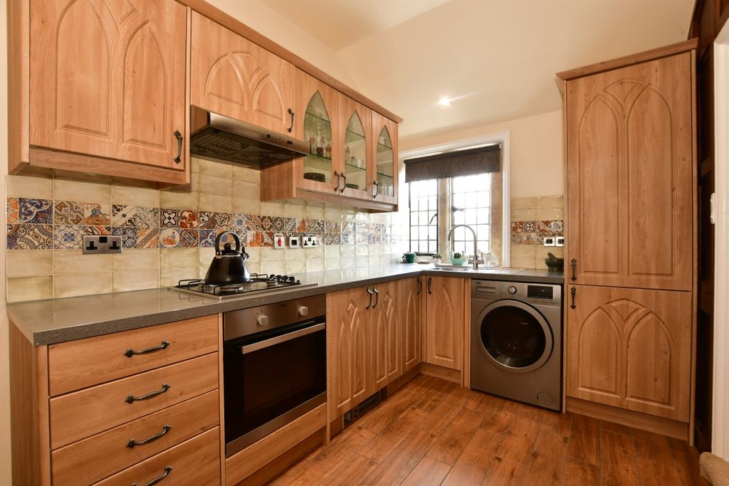 Property photo 3 of 9 Kingsgate Castle ...