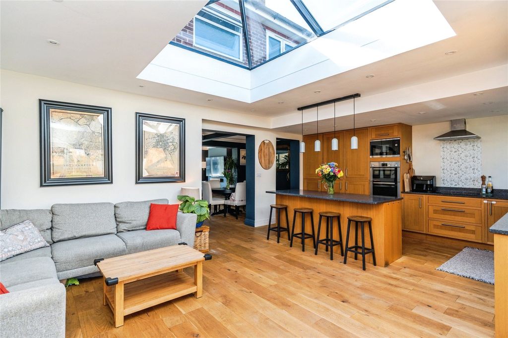 Property photo 2 of 21 Picture No. 12