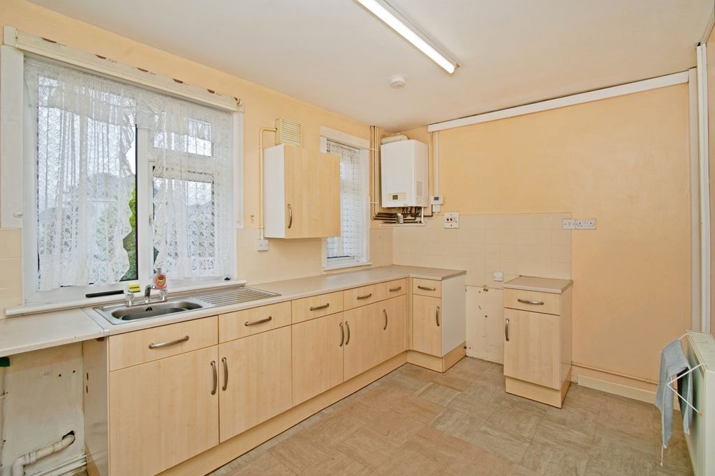 Property photo 3 of 10 Kitchen