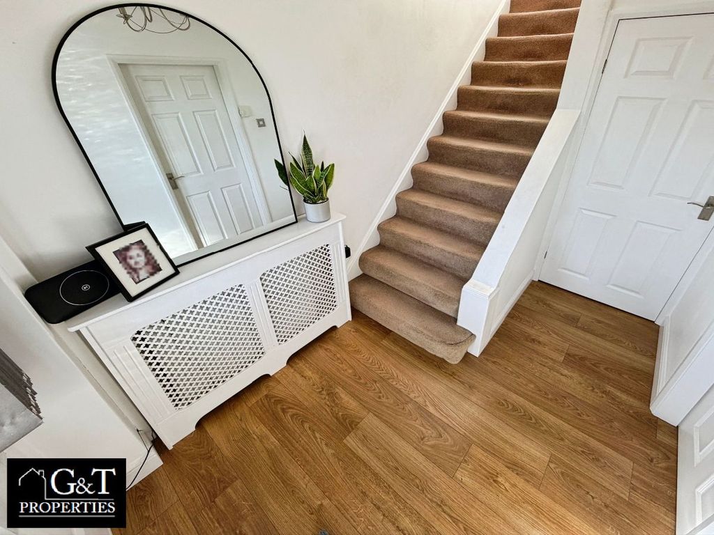 Property photo 2 of 16 Entrance / Hallway