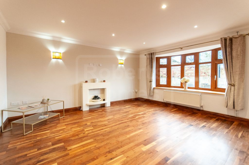 Property photo 2 of 34 Lounge