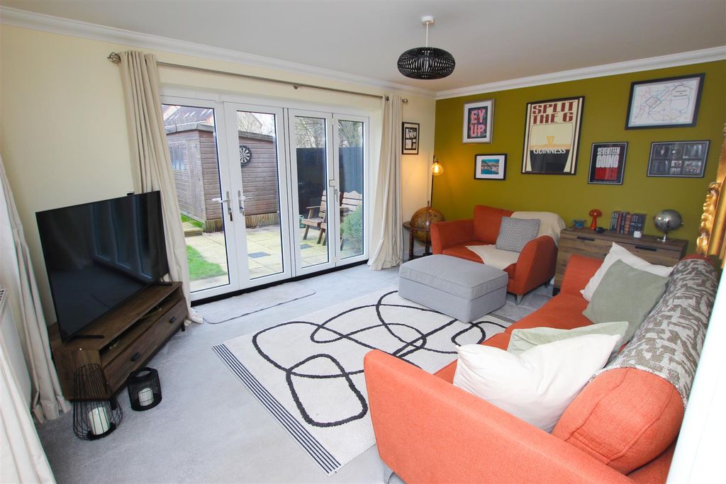 Property photo 2 of 15 Lounge