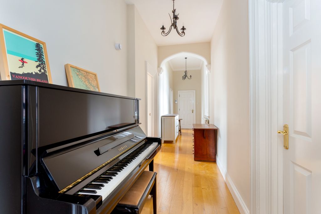 Property photo 2 of 16 Hallway